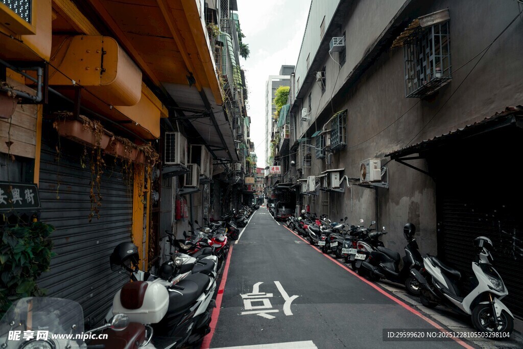 狭窄小巷停放多辆摩托车
