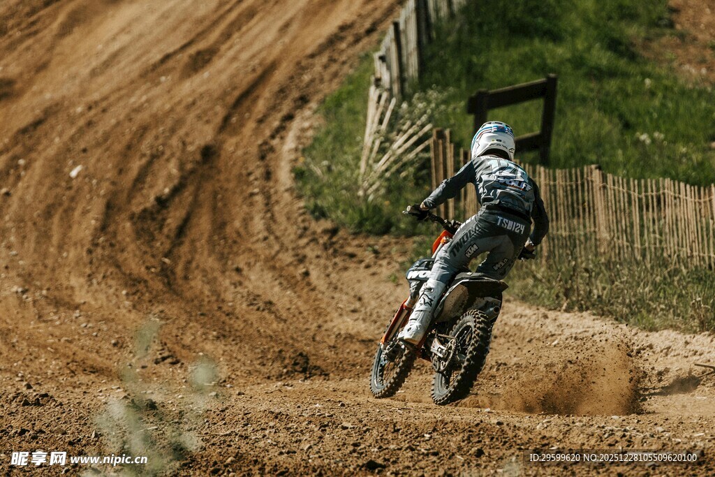 越野摩托选手驰骋土坡间