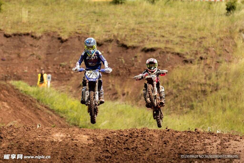 越野摩托选手飞跃瞬间