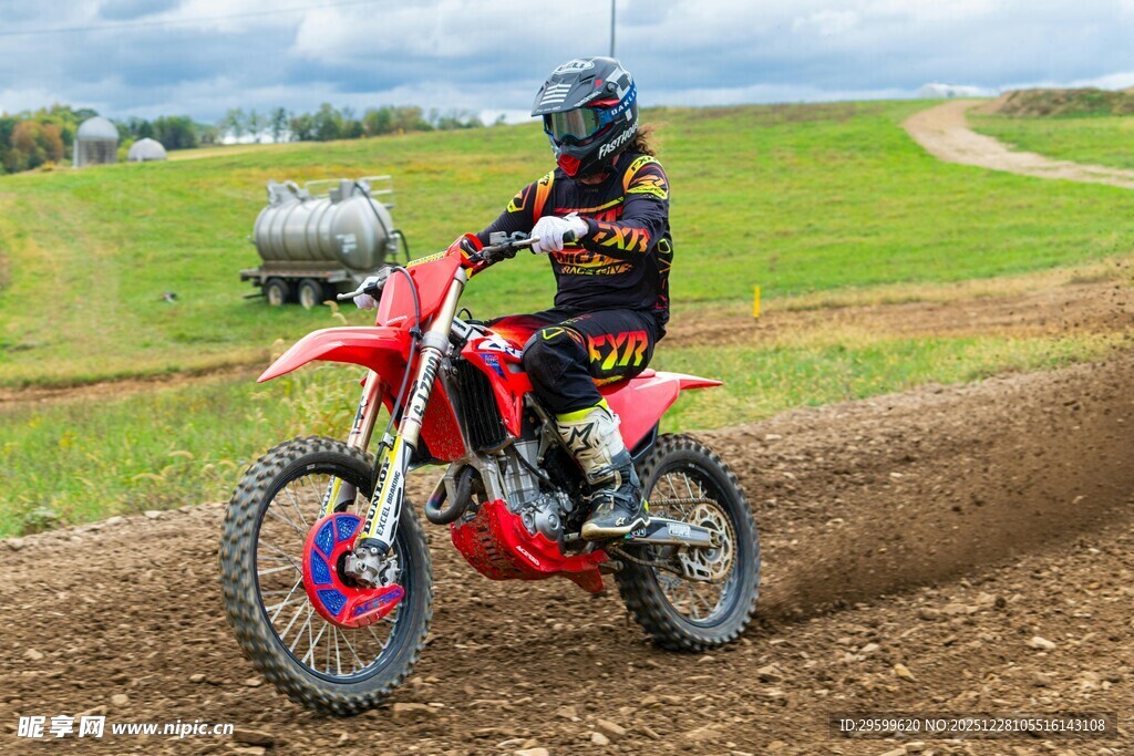 越野摩托骑手驰骋赛场