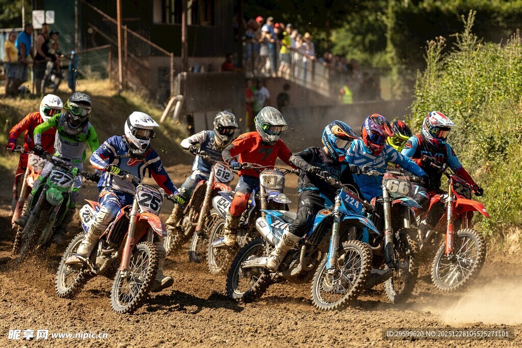 越野摩托比赛激烈瞬间