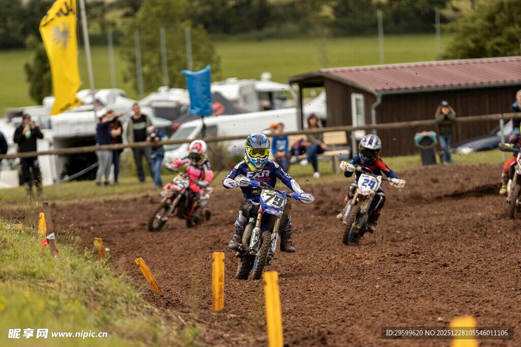 越野摩托车比赛精彩瞬间