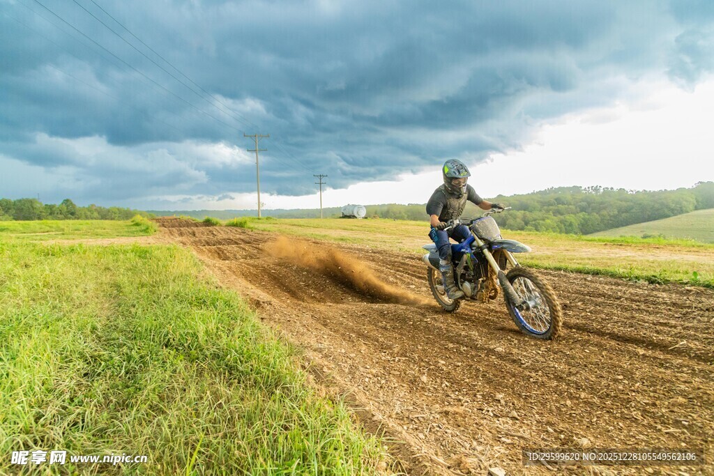 越野摩托驰骋于旷野