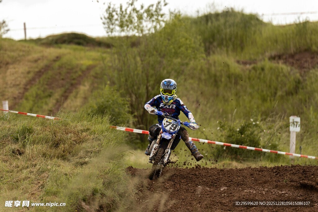 越野摩托骑手驰骋山间