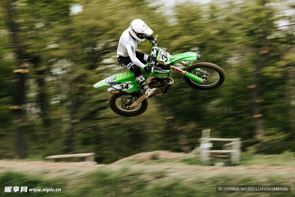 摩托骑手空中飞跃瞬间