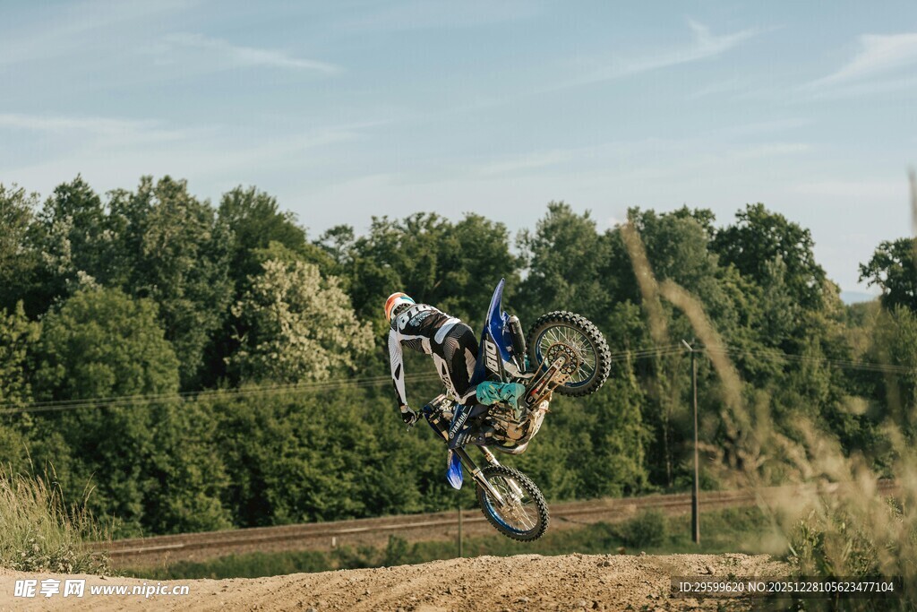 山地车手空中炫酷飞跃