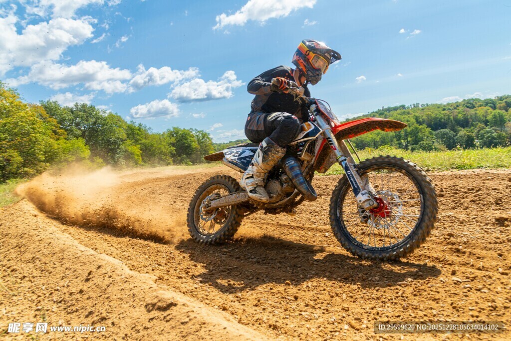 越野摩托骑手驰骋赛场