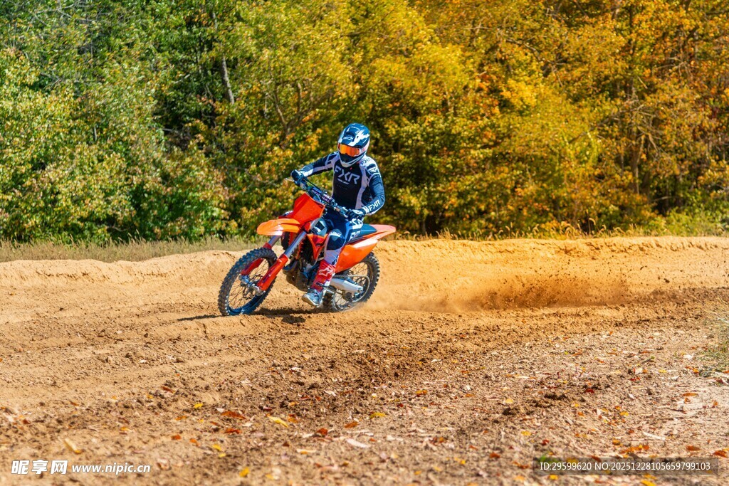 越野摩托骑手精彩飞跃瞬间