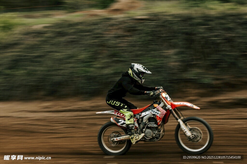 越野摩托骑手驰骋赛场