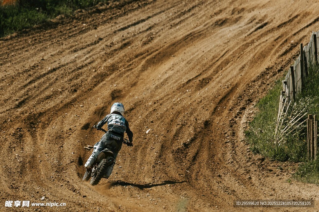 摩托车手驰骋于越野赛道
