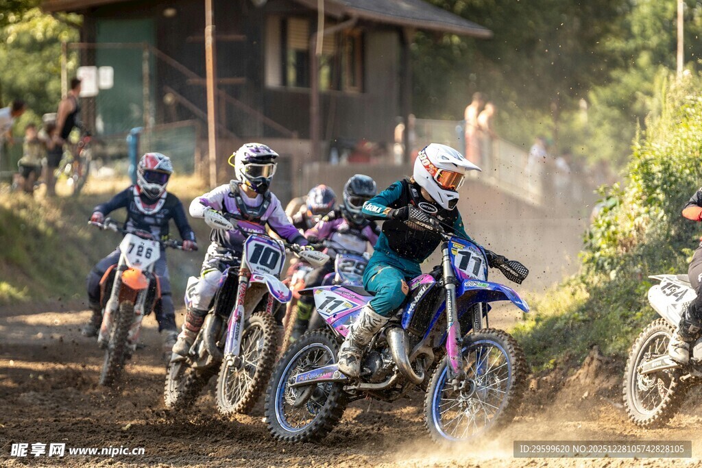 越野摩托竞赛激烈瞬间