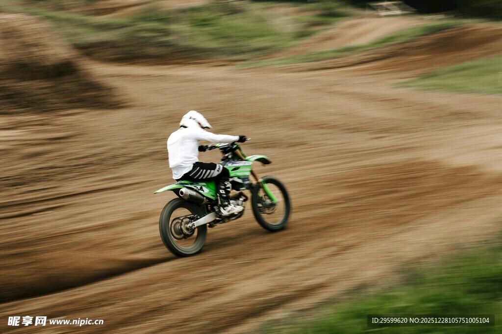 越野摩托骑手驰骋赛道