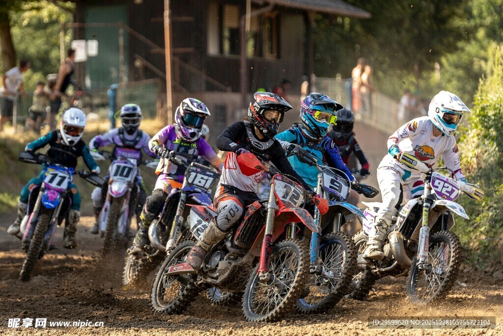 越野摩托比赛激烈瞬间