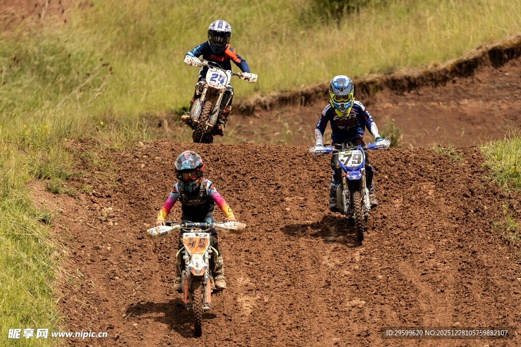 越野摩托骑手驰骋山间