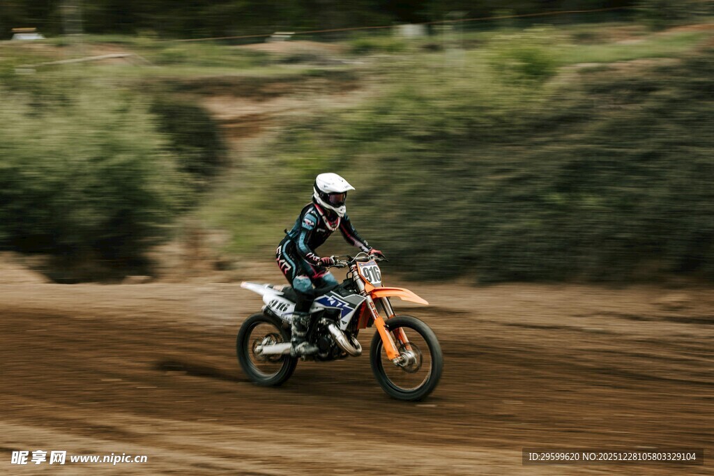 越野摩托选手驰骋赛场