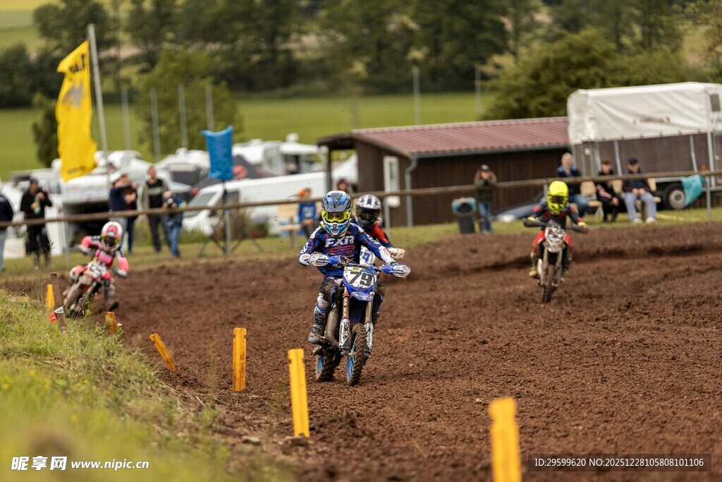 越野摩托车赛激烈角逐