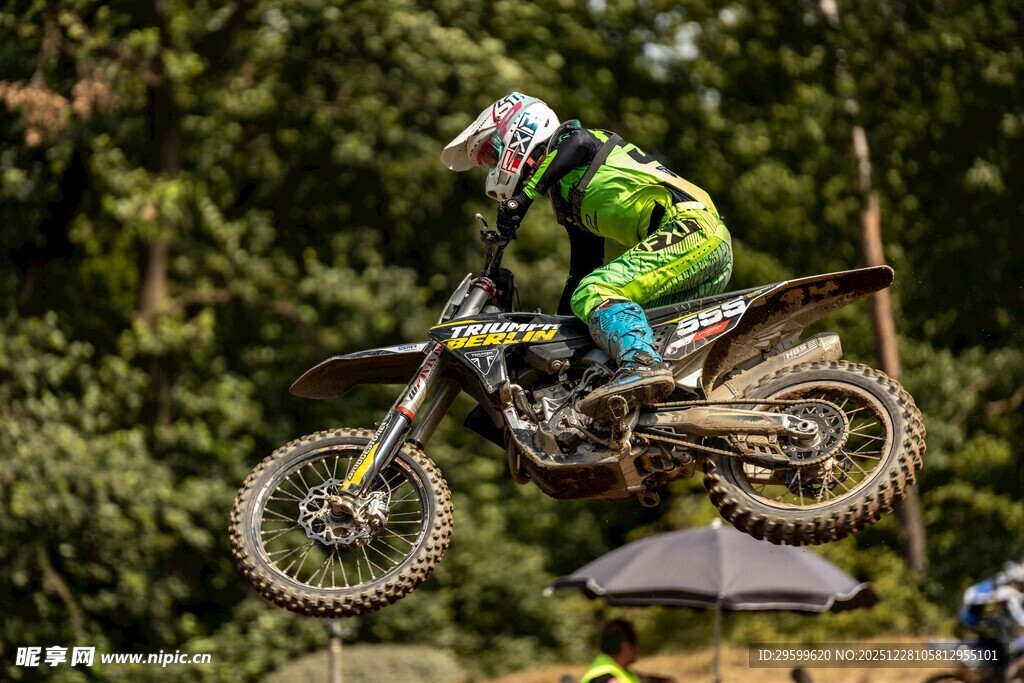 摩托骑手空中炫酷飞跃