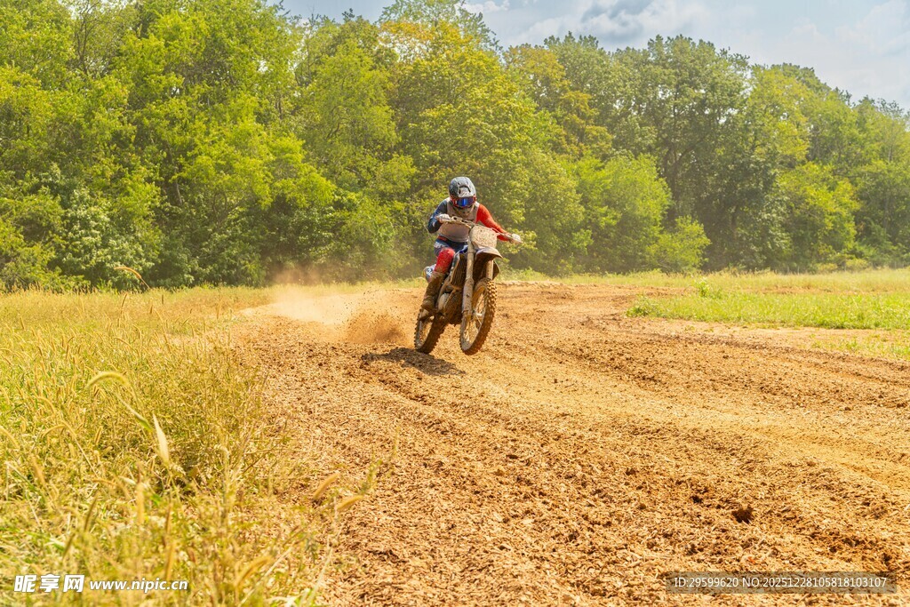 越野摩托驰骋于田野间
