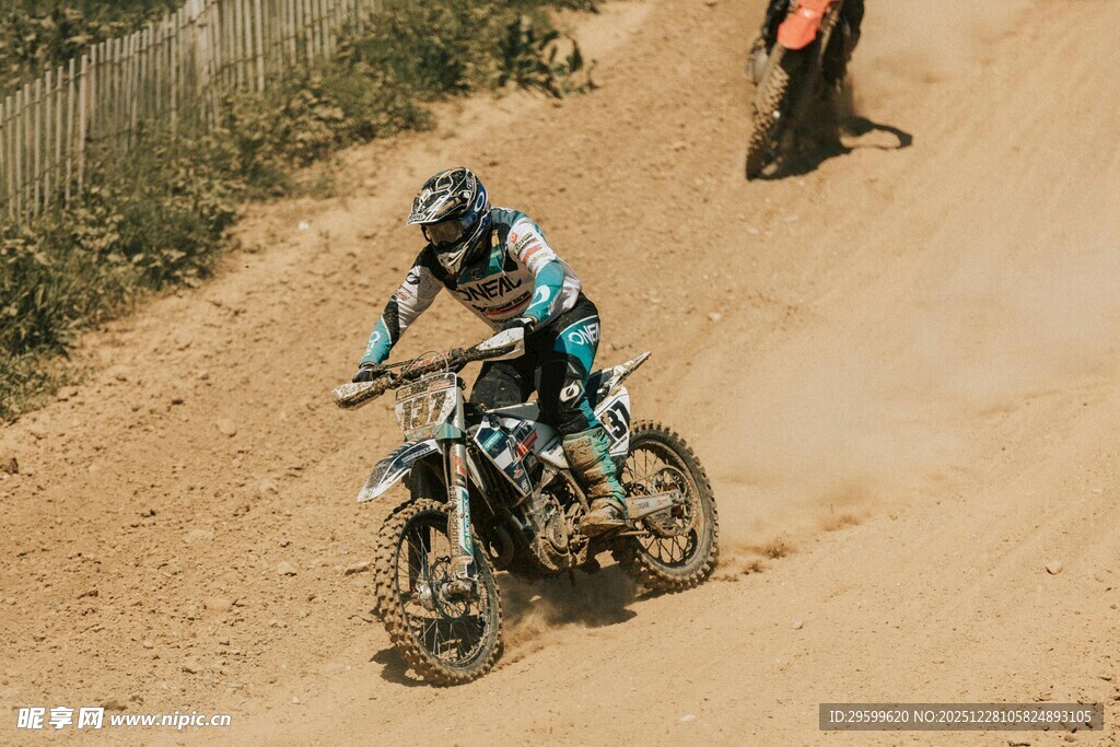 越野摩托选手驰骋沙土赛道