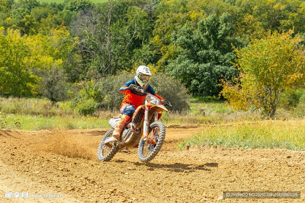 越野摩托骑手驰骋赛场