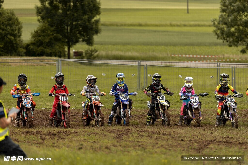 儿童越野摩托比赛现场