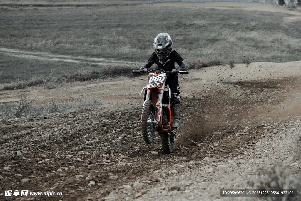 越野摩托骑手驰骋荒野