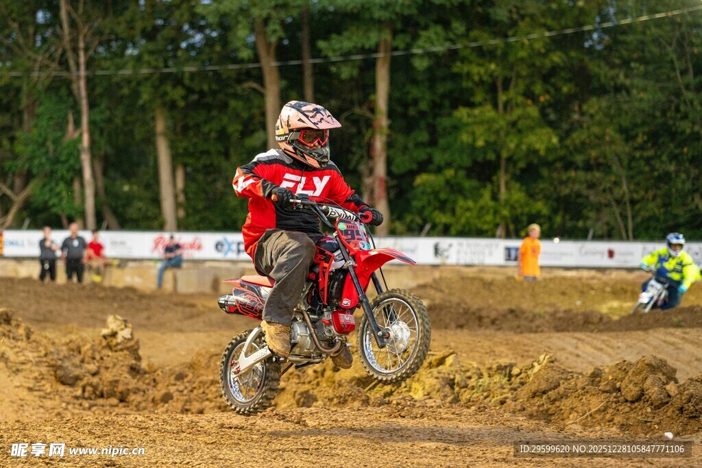 越野摩托选手赛场飞驰