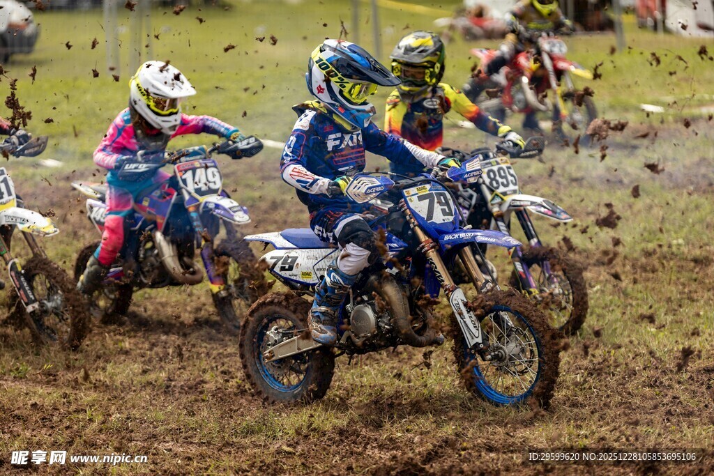 越野摩托赛激烈角逐瞬间