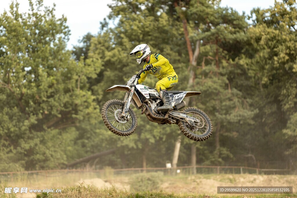 摩托骑手空中酷炫飞跃