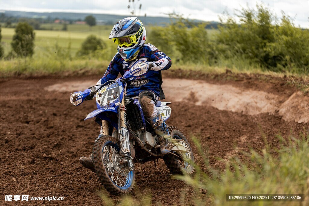 越野摩托骑手驰骋赛场