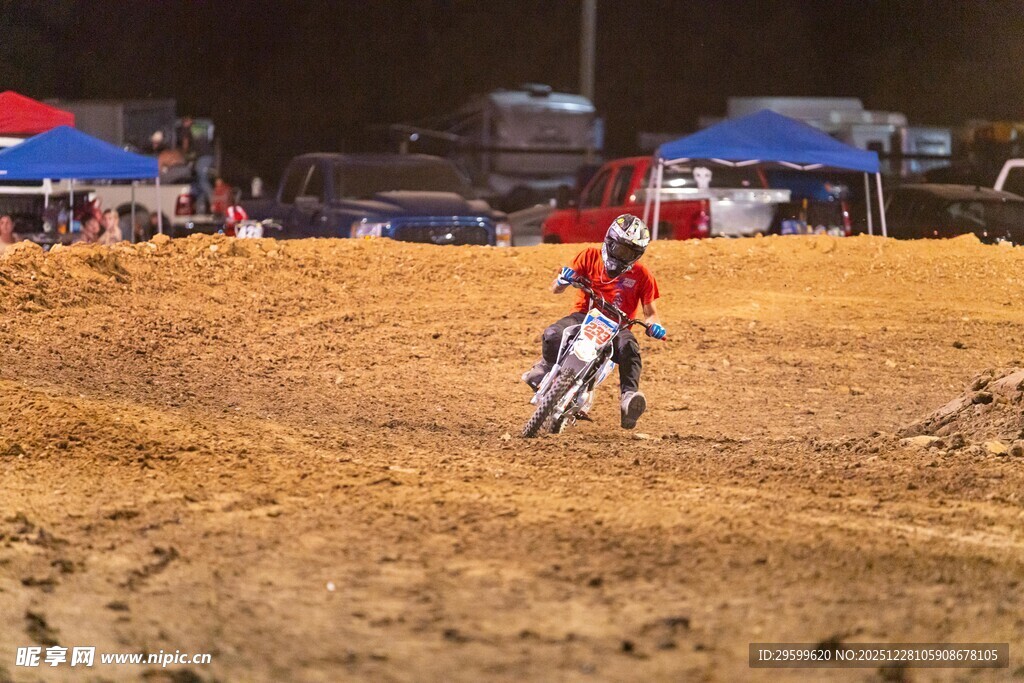 越野摩托赛场竞技瞬间
