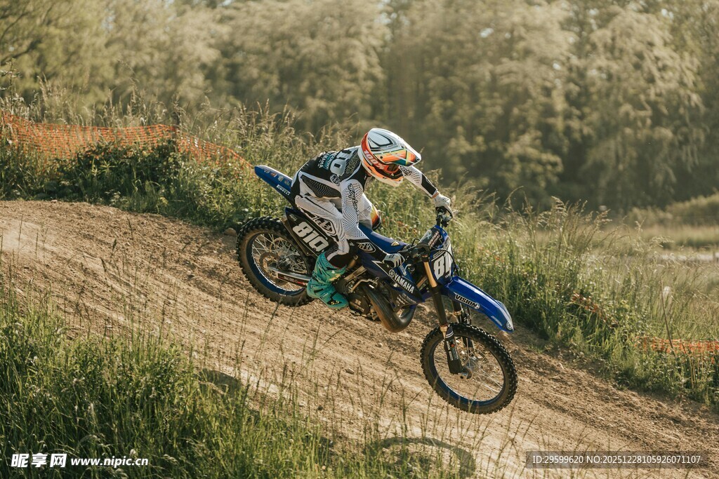 越野摩托骑手驰骋山间