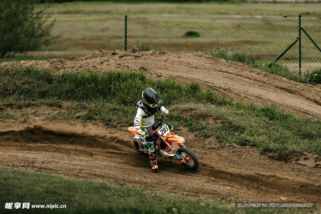 四轮摩托驰骋于越野赛道