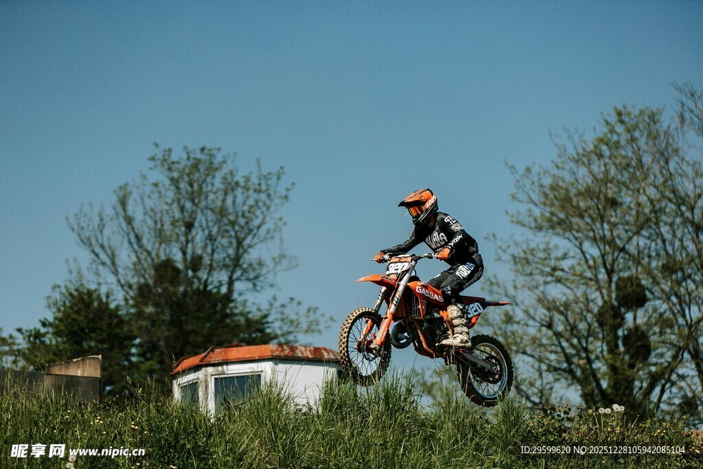 摩托骑手空中飞跃瞬间