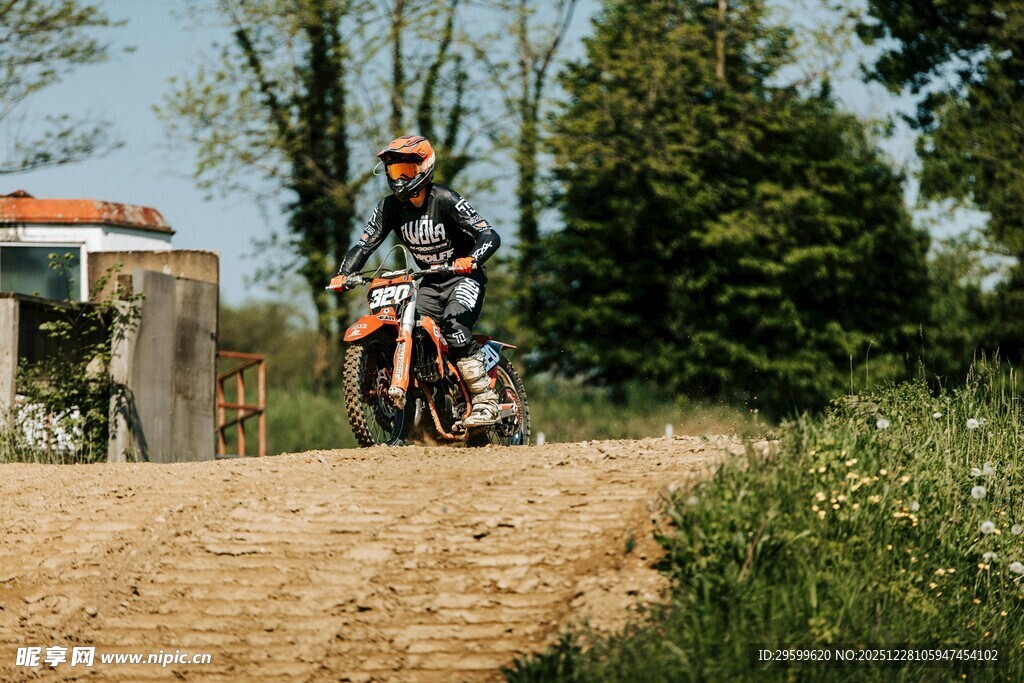 越野摩托骑手驰骋于户外