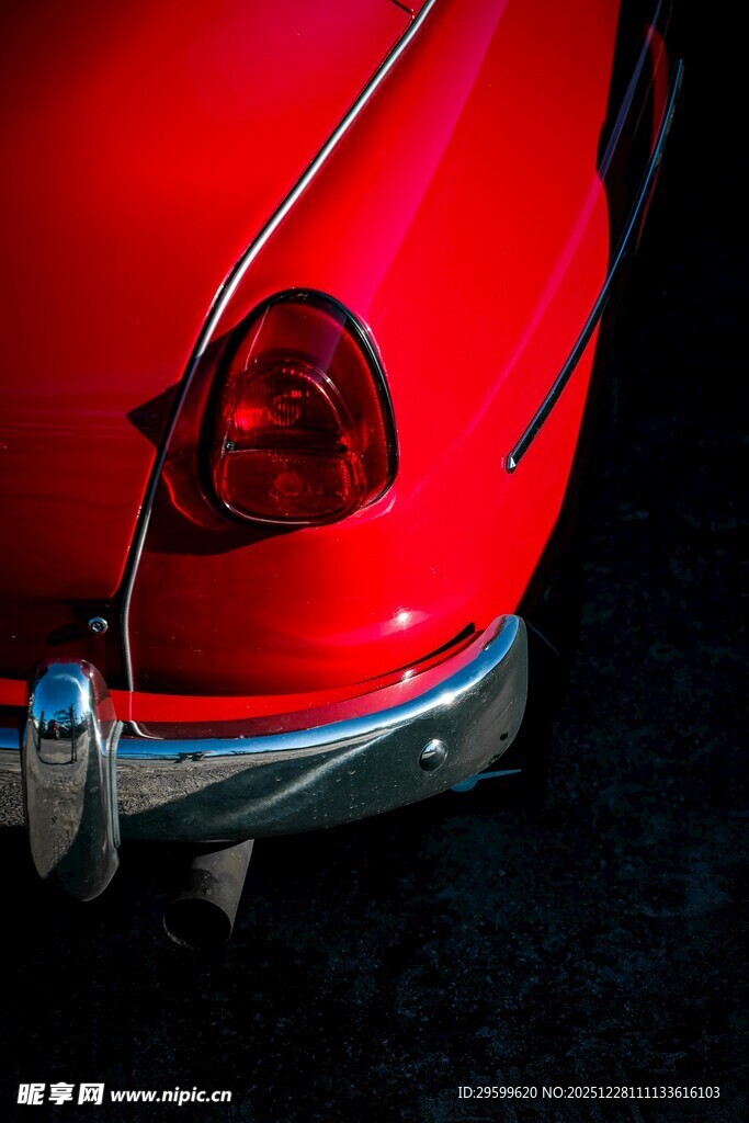 复古红色汽车尾部特写