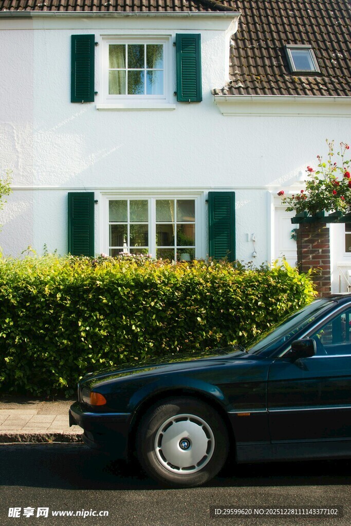街边停靠的深色轿车