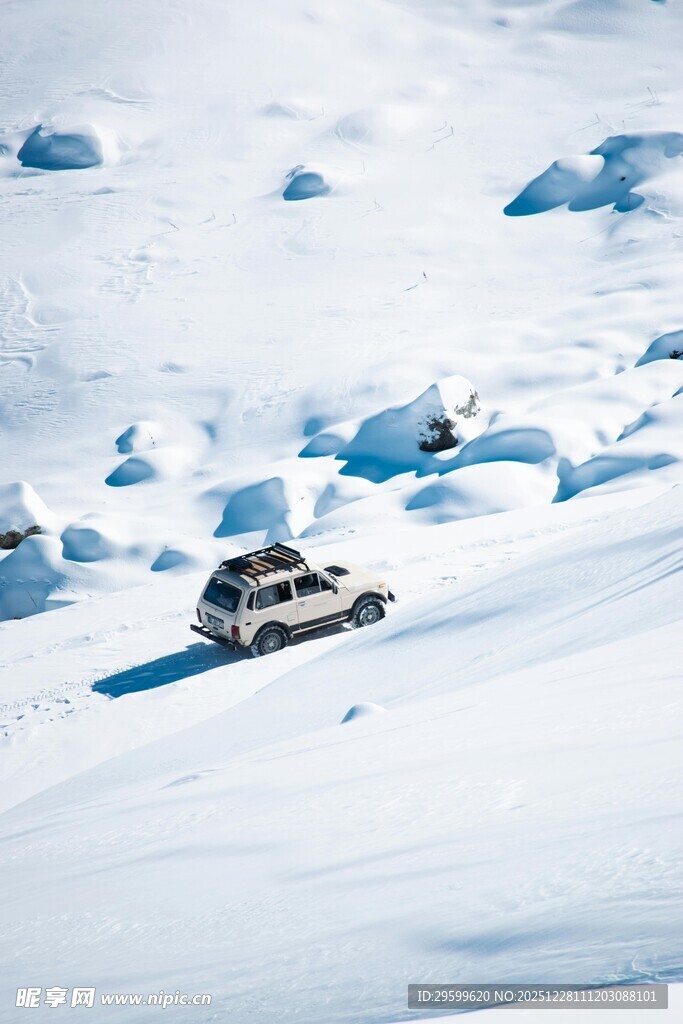 雪地中的车辆行驶画面