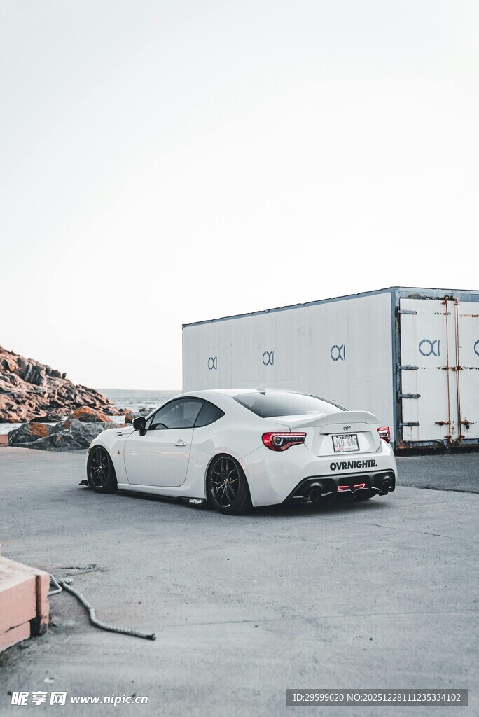 白色跑车停在户外场地