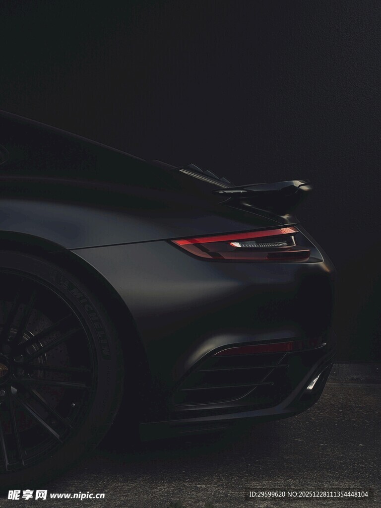 黑色酷炫跑车尾部特写