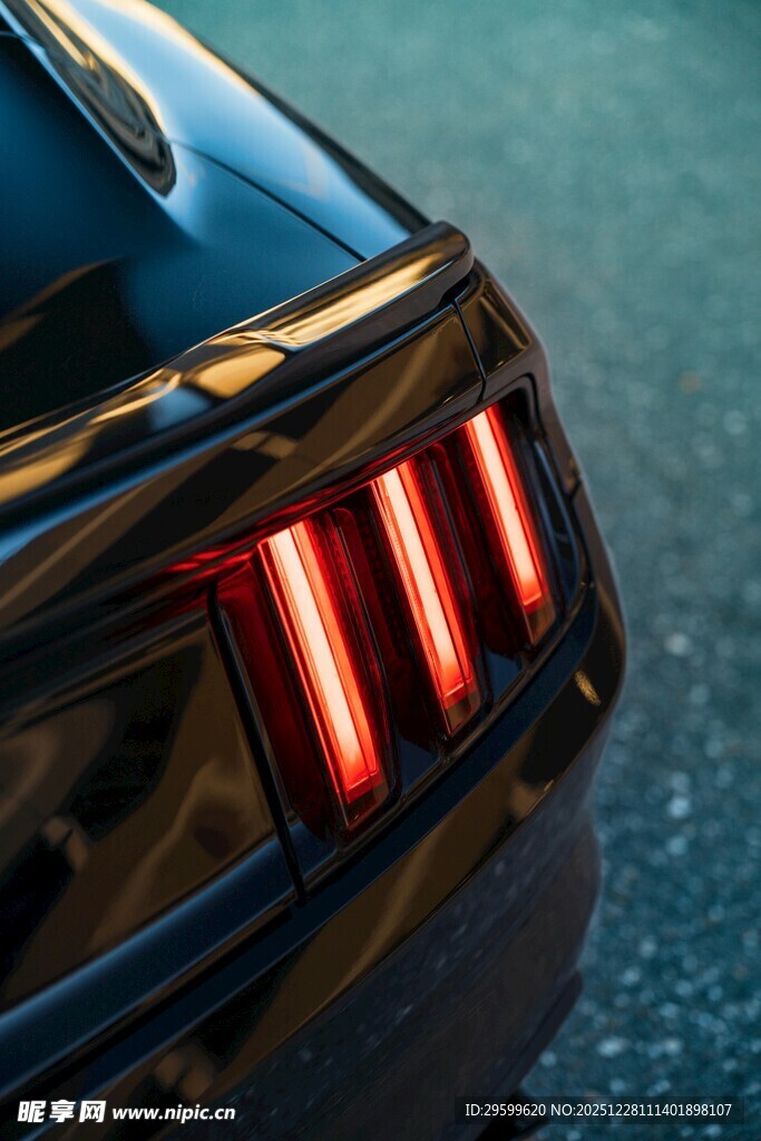 黑色跑车炫酷尾灯特写