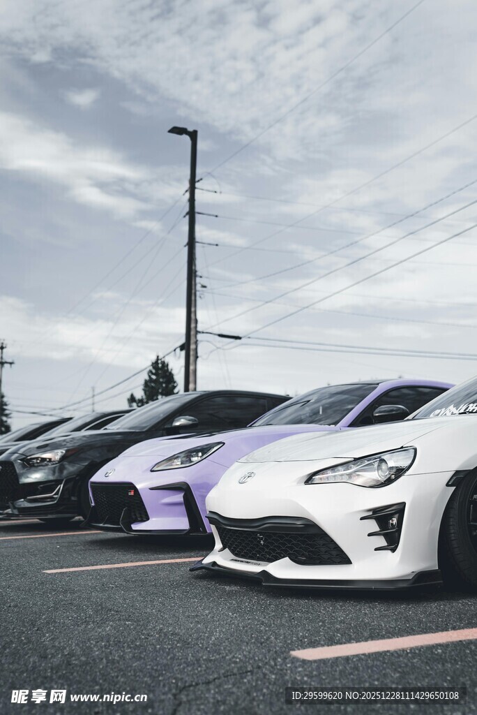 一排炫酷改装车停在户外