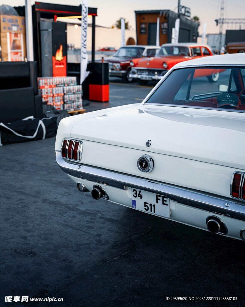 复古白色轿车停在加油站