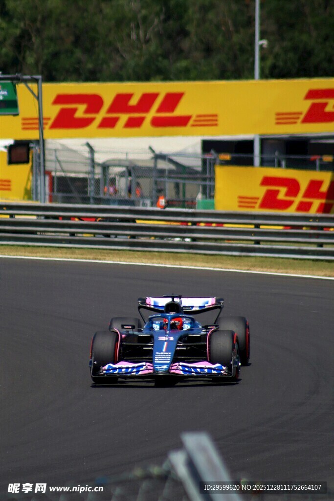 赛道上飞驰的蓝色赛车