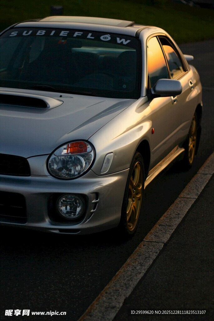 银色炫酷跑车停在路边