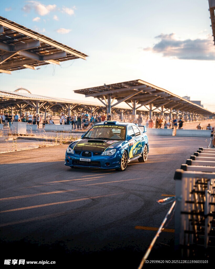 赛道上飞驰的蓝色赛车