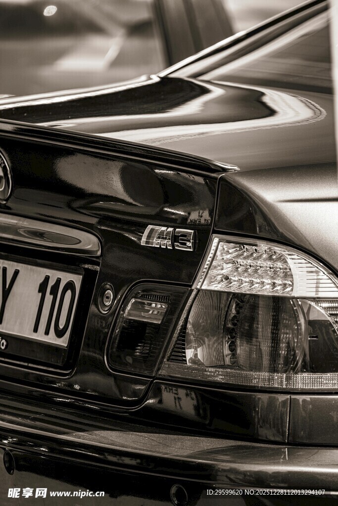 黑色汽车尾部特写