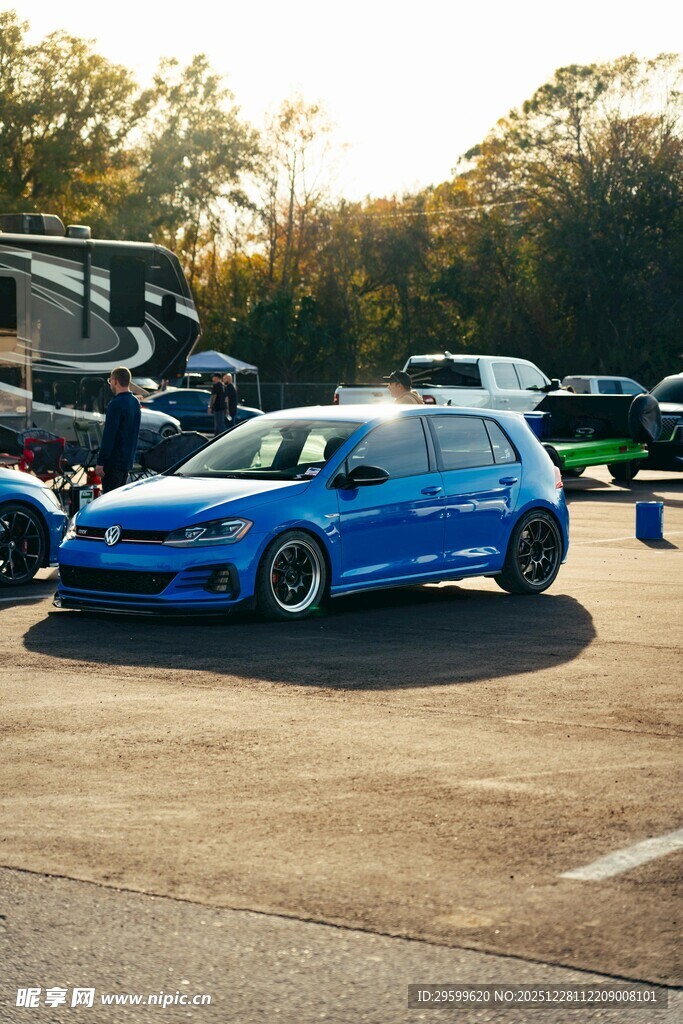 蓝色赛车停在户外场地