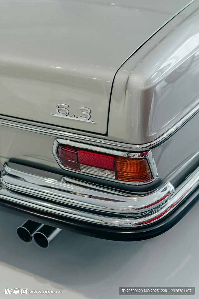 复古汽车尾部特写