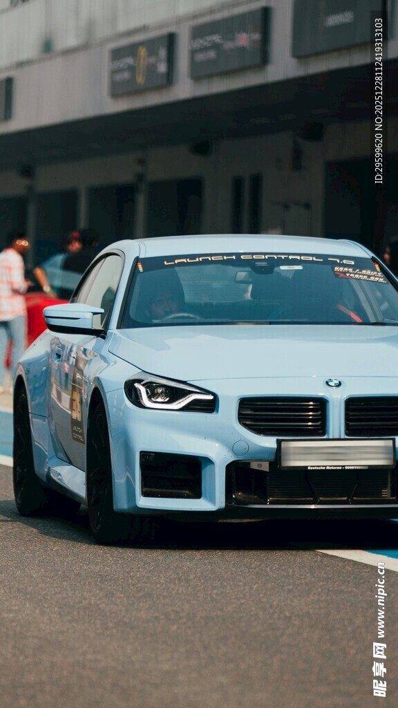 赛道上的酷炫白色赛车